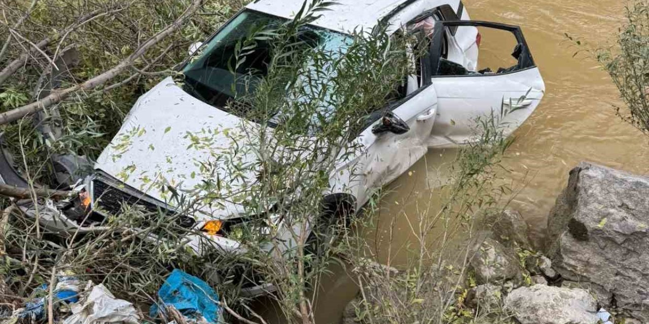 Van’da dereye uçan araçta 3 kişi yaralandı