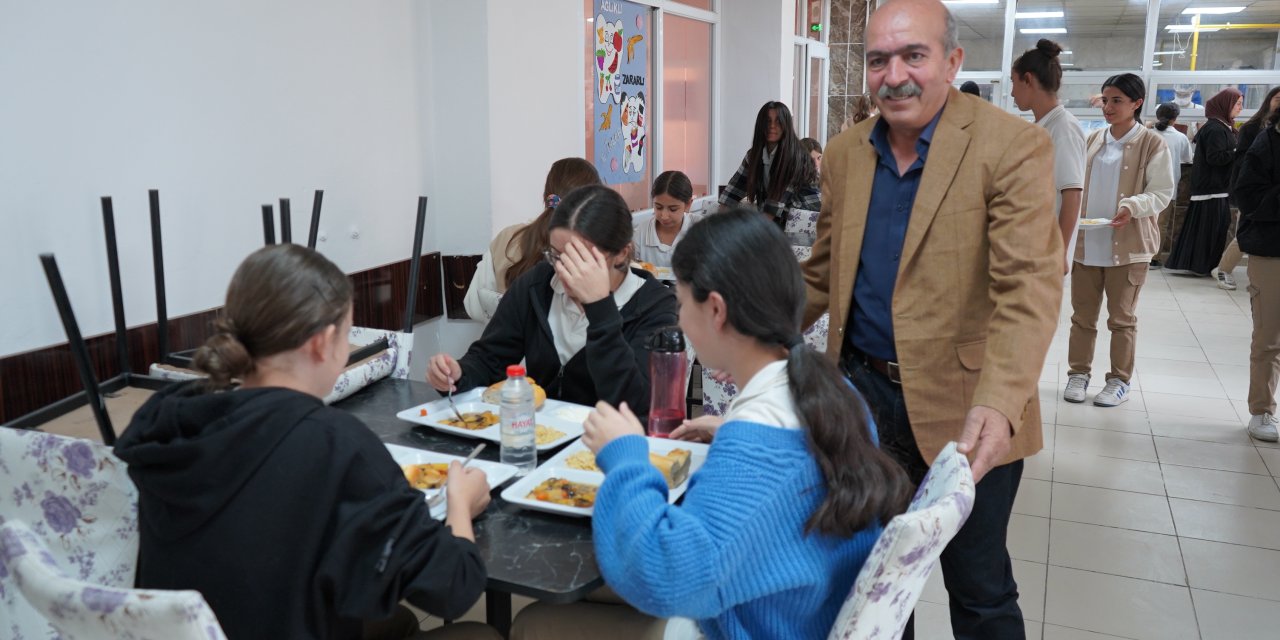 Şırnaklı Öğrencilerden Aşçı Ali Usta’ya Unutulmaz Veda