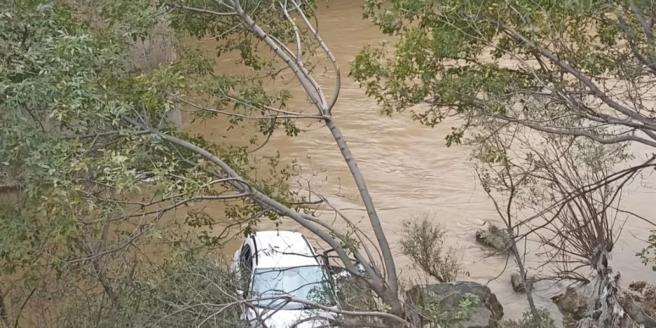 Siirt'te sağlık ekibi aracı köprüden düştü: Hemşire ağır yaralandı