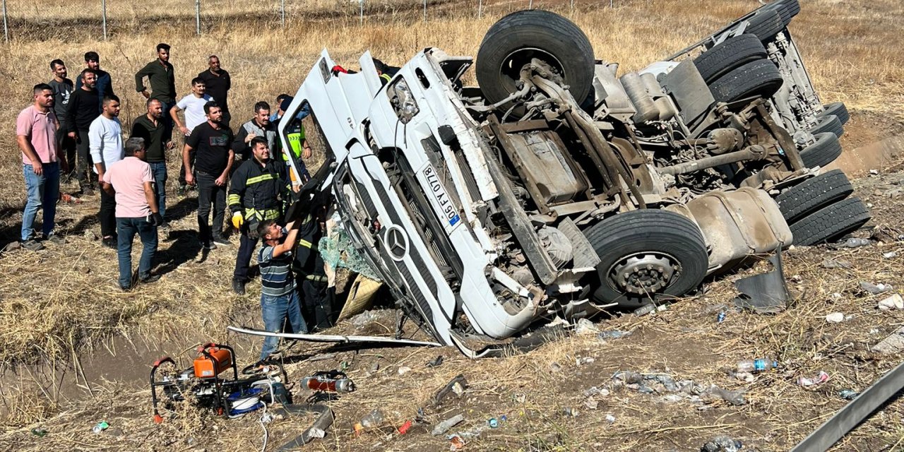 Gaziantep'te devrilen tırın sürücüsü öldü