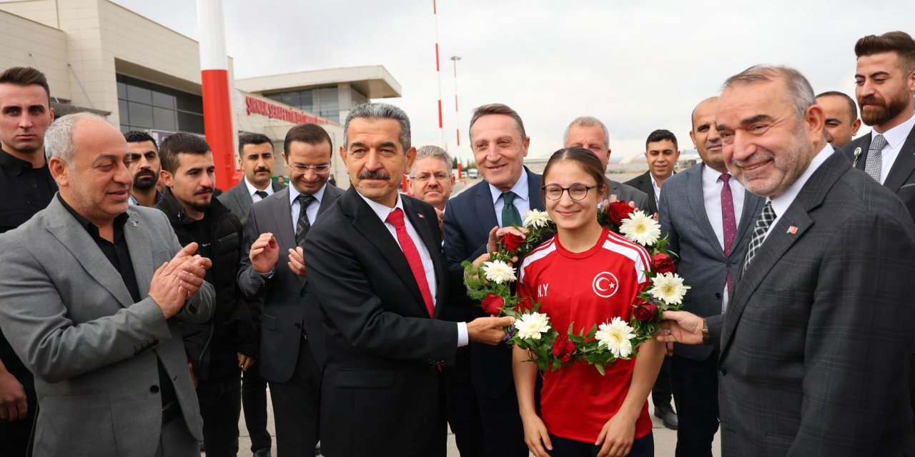 Vali Ekici, Şırnak'ın Gururu Olan Avrupa Şampiyonu Nurselen Yalgettek'in Havalimanında Karşıladı!