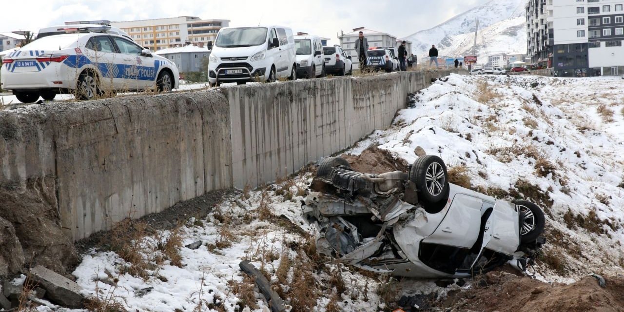 Bitlis’te otomobilin çarptığı kadın hayatını kaybetti, sürücü yaralandı