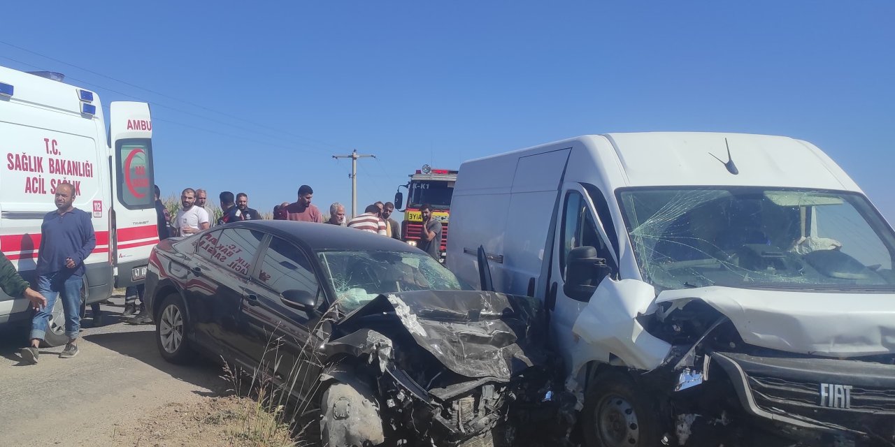 Mardin'de minibüs ile otomobilin çarpıştığı kazada, 1 kişi yaralandı