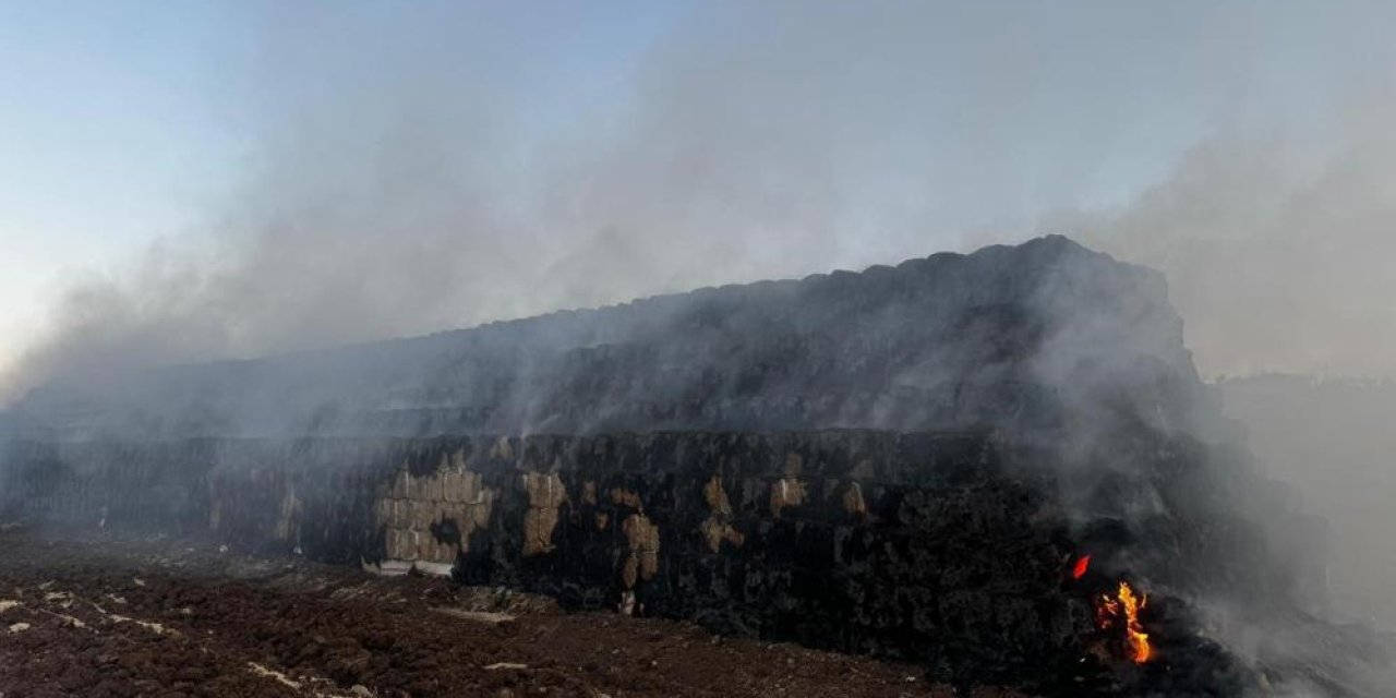 Şırnak'ta tarlada toplanan saman balyaları yandı