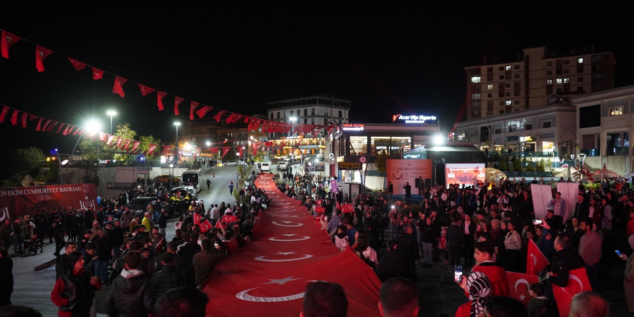 Şırnak’ta 29 Ekim Cumhuriyet Bayramı fener alayı ve yürüyüşle kutlandı