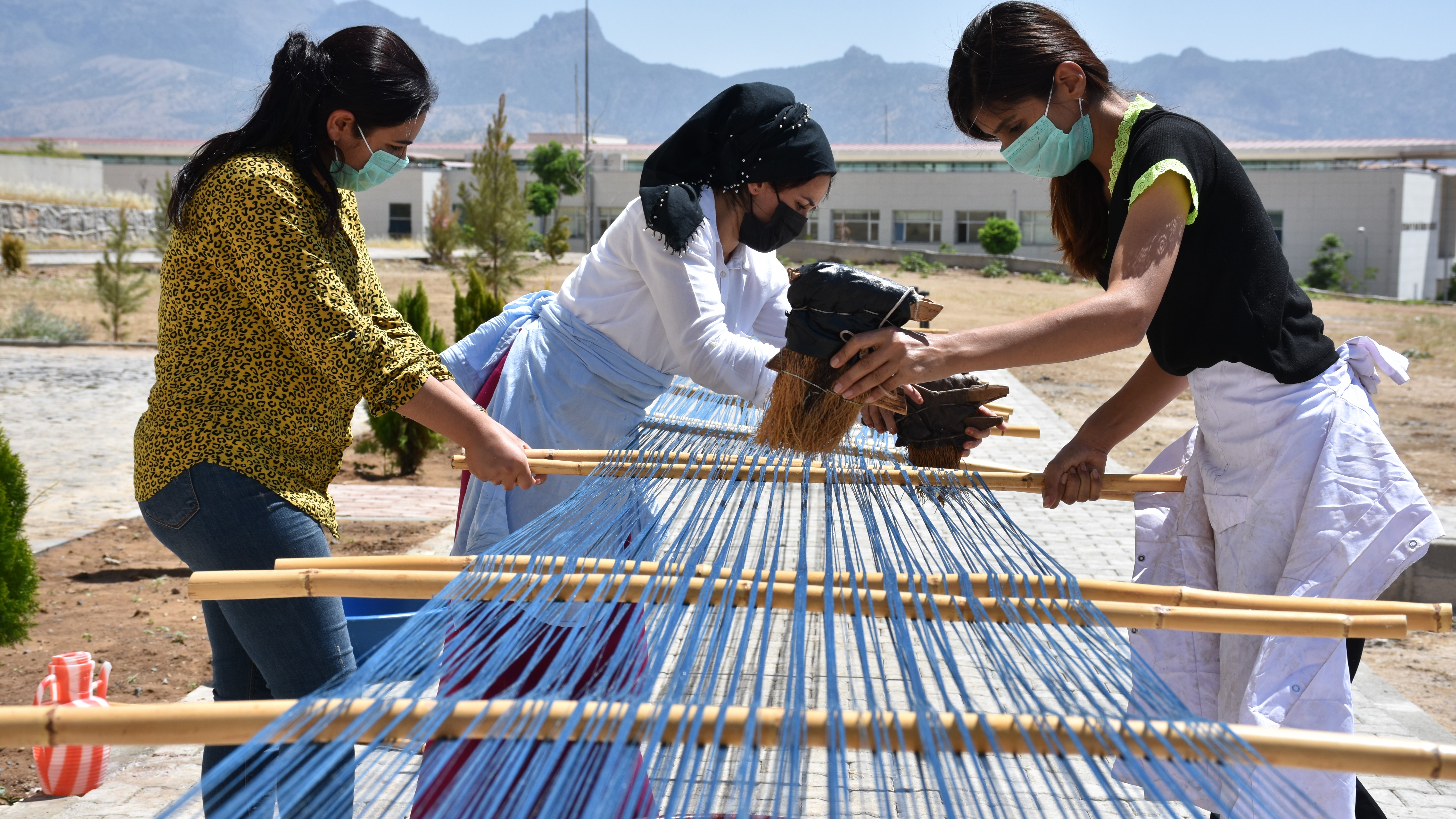 Şal şapik kumaşının üretimi gelecek nesillere aktarılıyor