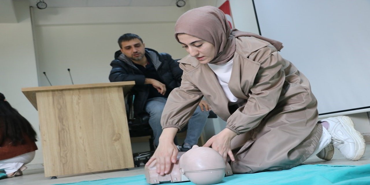 Cizre'de öğretmenlere ilk yardım eğitimi verildi