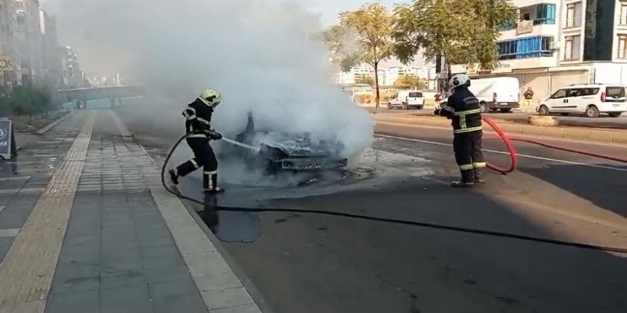 Diyarbakır’da seyir halinde otomobil yandı