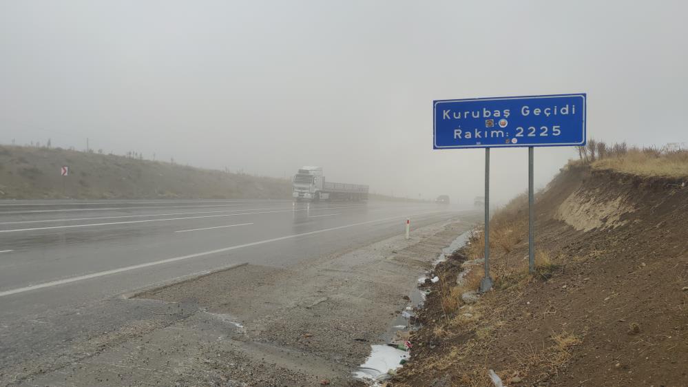 Van'da Kurubaş Geçidi’nde yağmur ve yoğun sis etkili oldu