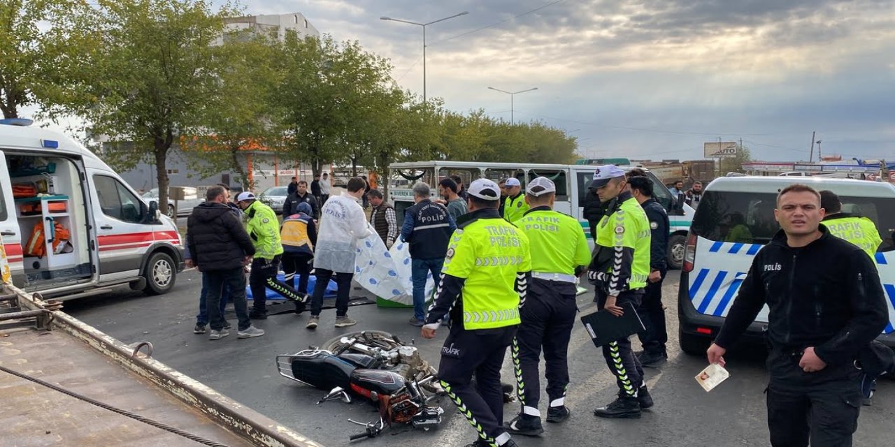 Tırla çarpışan motosikletin sürücüsü öldü, tır şoförü kaçtı