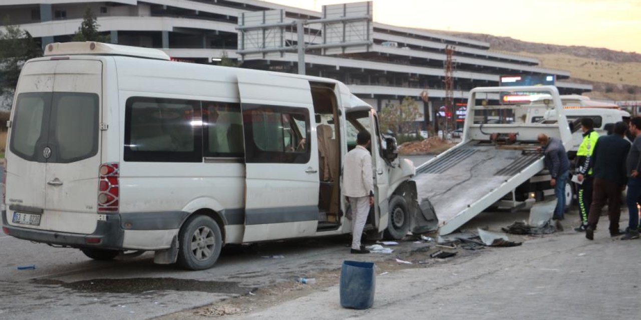 İşçi servisi ile tır çarpıştı: 12 kişi yaralandı