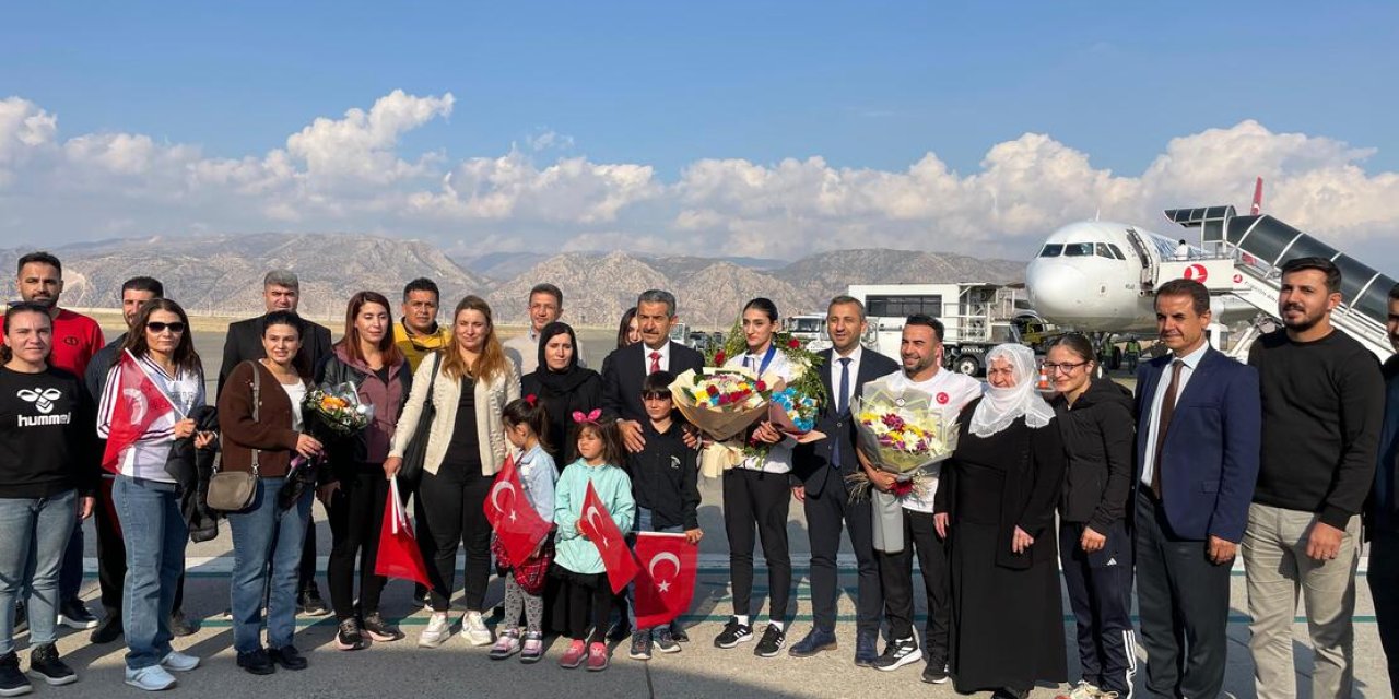 Dünya Şampiyonasında gümüş madalya ile dönen milli sporcumuz Şırnak’ta törenle karşılandı