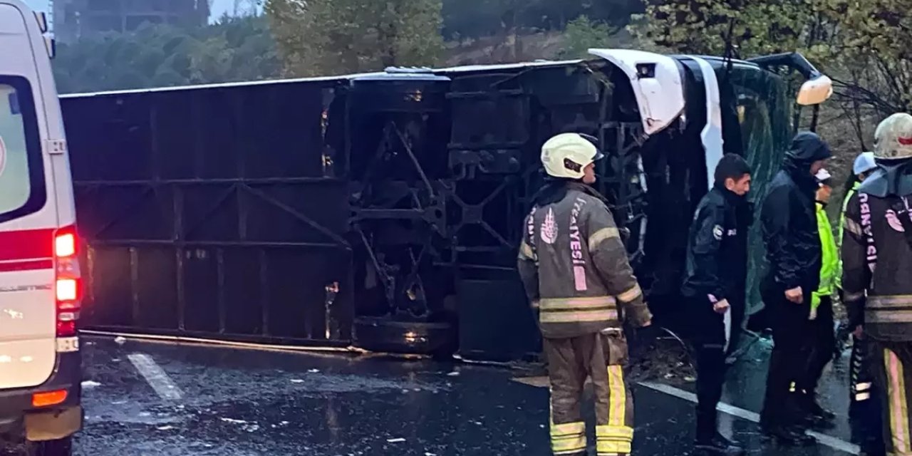 Yolcu Otobüsü Devrildi: 2 Kişi Öldü, 15 Kişi Yaralandı