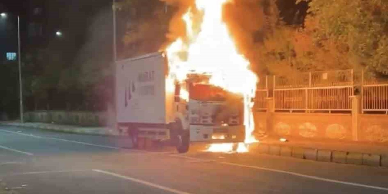 Diyarbakır’da Alevlere Teslim Olan Tır Kullanılmaz Hale Geldi