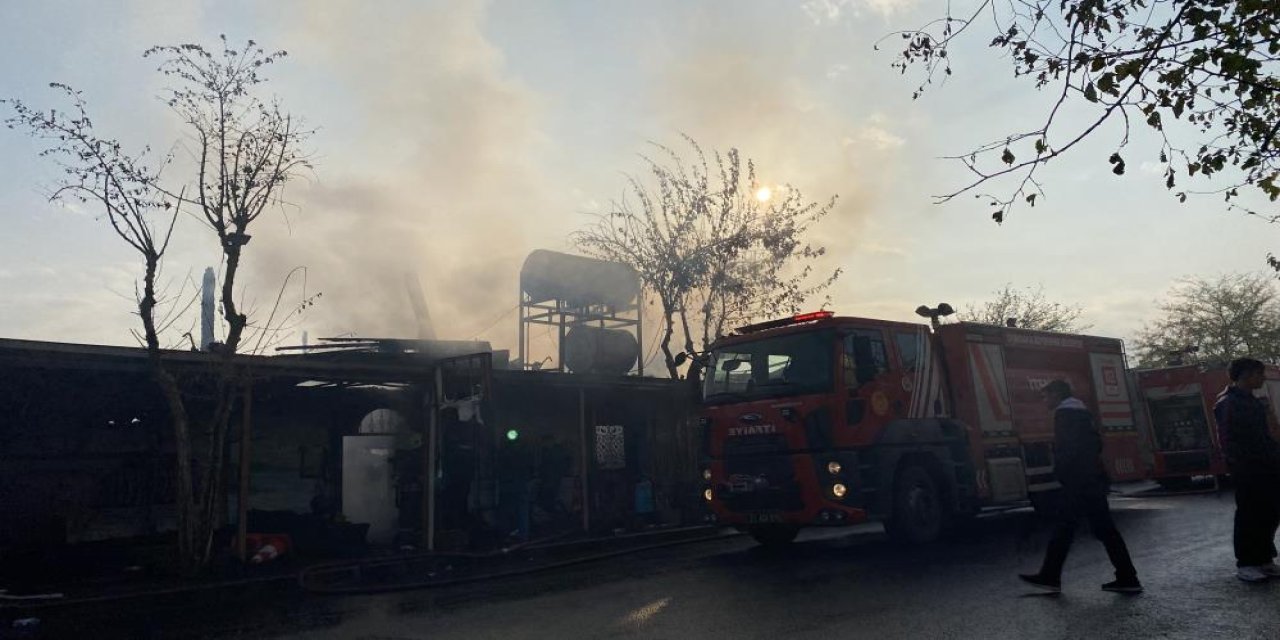 Diyarbakır'da bir kafe alevlere böyle teslim oldu