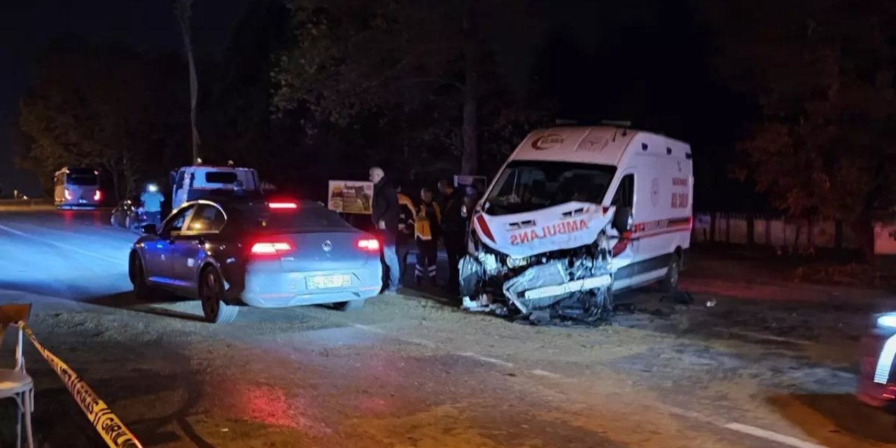 Ambulansın karıştığı zincirleme kazada 1 kişi öldü 3 sağlık personeli yaralandı