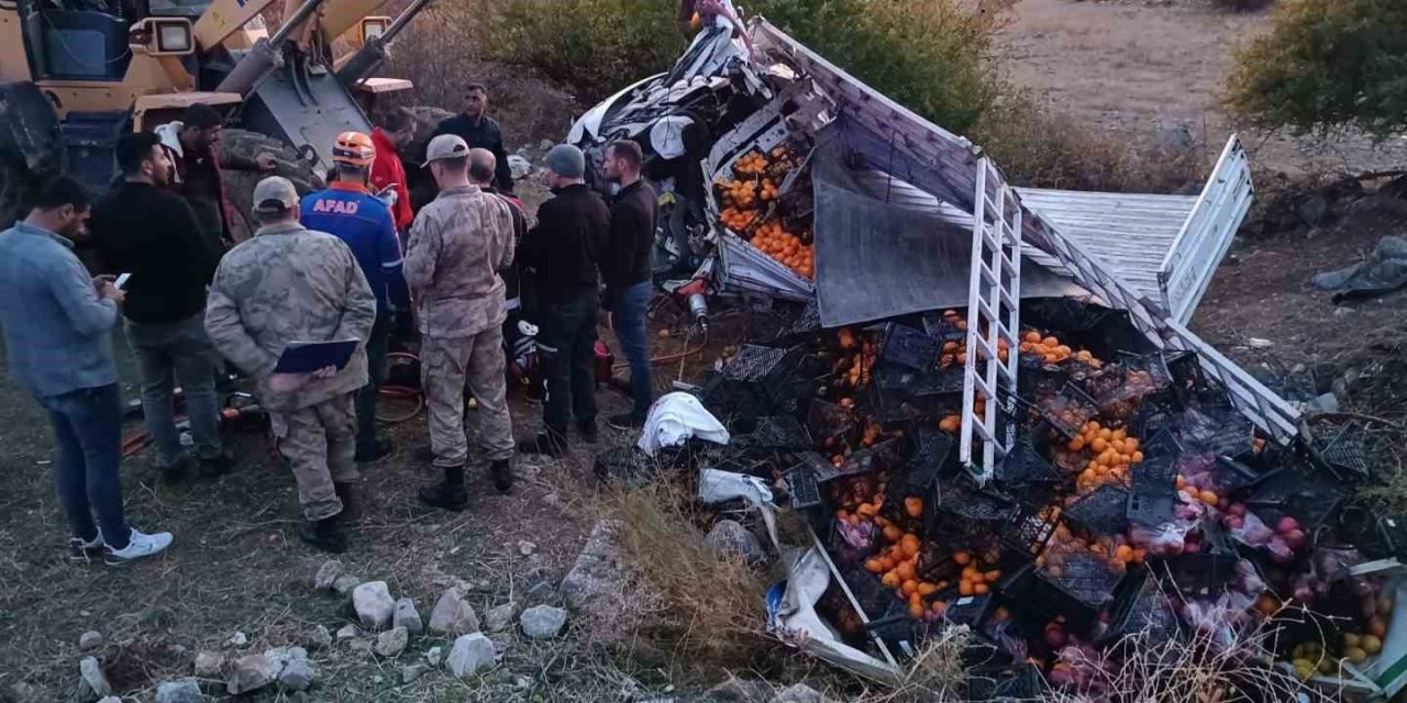 Meyve yüklü kamyonet devrildi: 1 kişi öldü, 1 yaralı