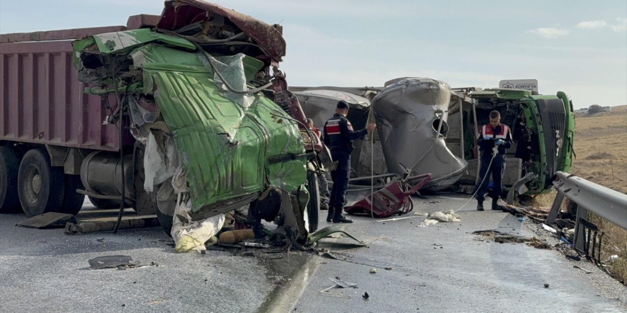 Tanker ile kamyonun çarpıştığı kazada 2 kişi hayatını kaybetti