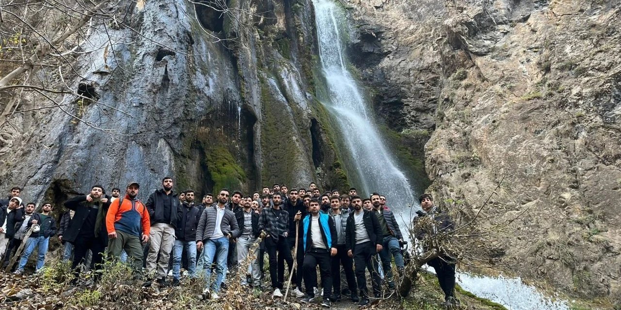 Şırnaklı Gençler Hakkari’nin Tarihi ve Doğal Güzelliklerini Gezi