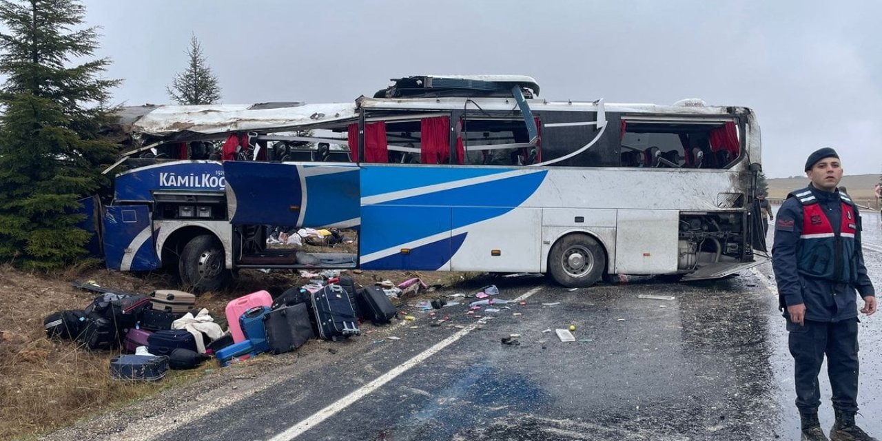 Yolcu otobüsü devrildi: 1 ölü, 30 yaralı