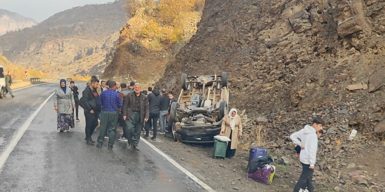 Hakkari'de minibüs takla attı: 11 yaralı