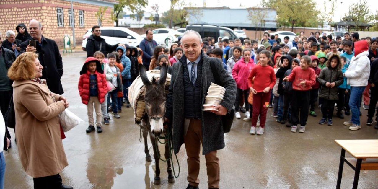 İmza gününe eşekle geldi