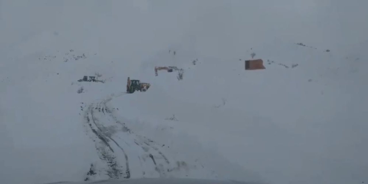 Siirt’te kardan kapanan yolda çalışmalar devam ediyor