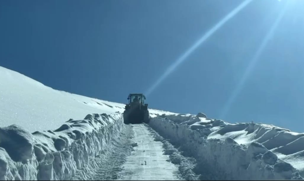 Şırnak’ta Kar Kalınlığı 1 Metreyi Aştı! Özel İdare Ekipleri 30 Km Yol Açtı