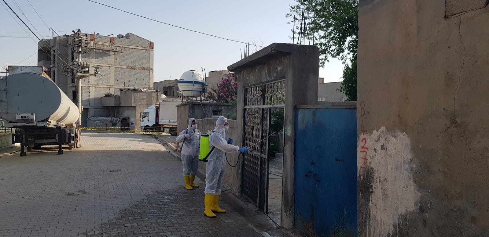 CİZRE'DE KARANTİNADAKİ APARTMAN VE SOKAKLAR DEZENFEKTE EDİLDİ