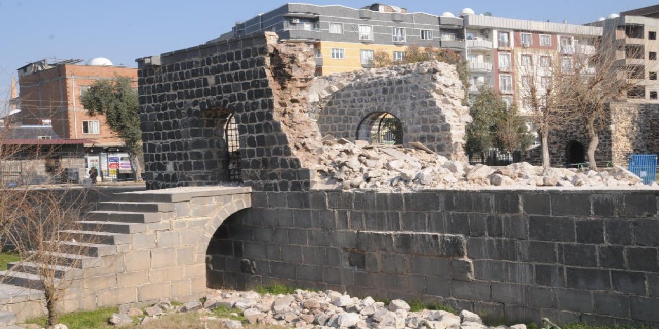 Cizre’de tarihi Abdaliye Medresesi'nin duvarı yıkıldı