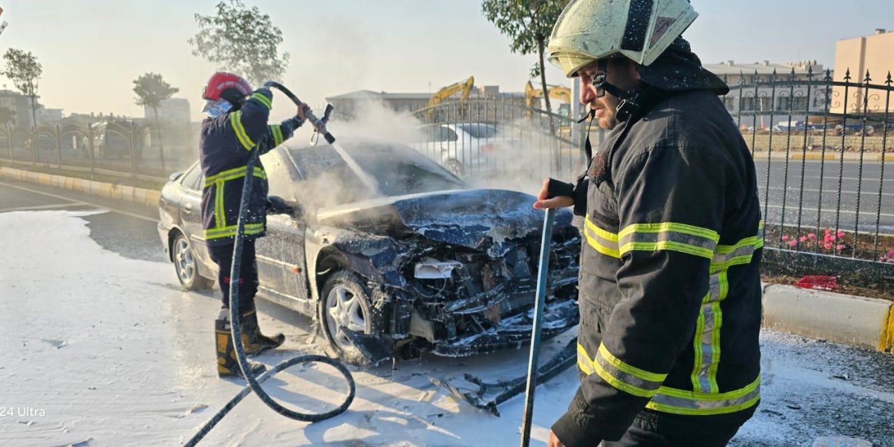 Zincirleme kazaya karışan otomobil alev aldı