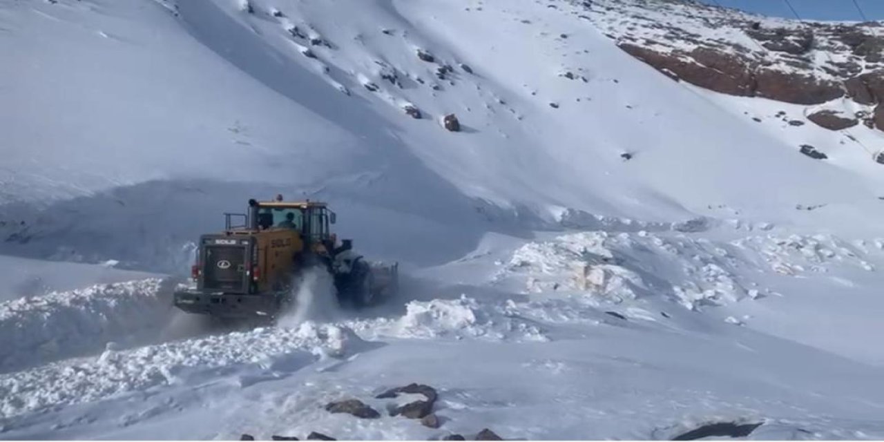 Şırnak ve İlçelerinde 16 Köy Yolu Kar Yağışı Nedeni İle Ulaşıma Kapandı!