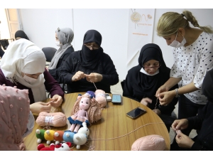 Şanlıurfa'da Suriyeli kadınlar örme oyuncaklarla aile bütçelerine katkı sağlıyor