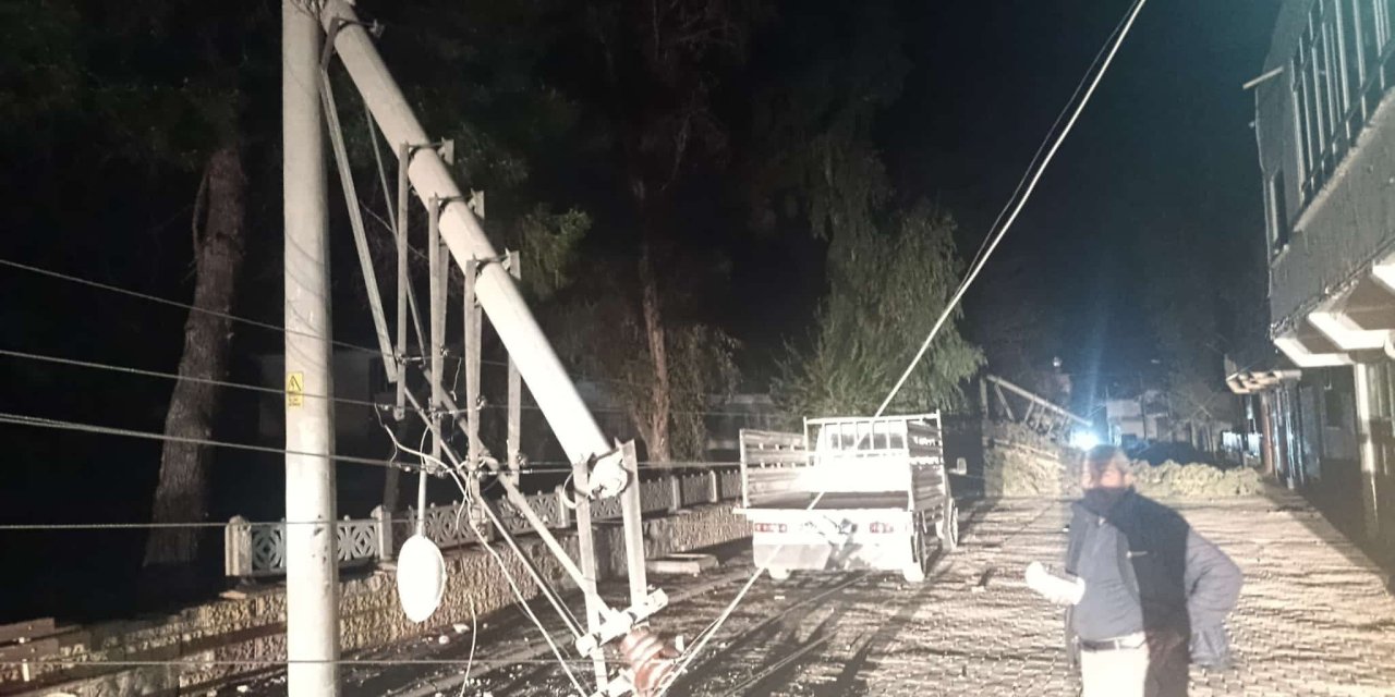 Fırtına ağaçları devirdi, elektrik direklerini kırdı