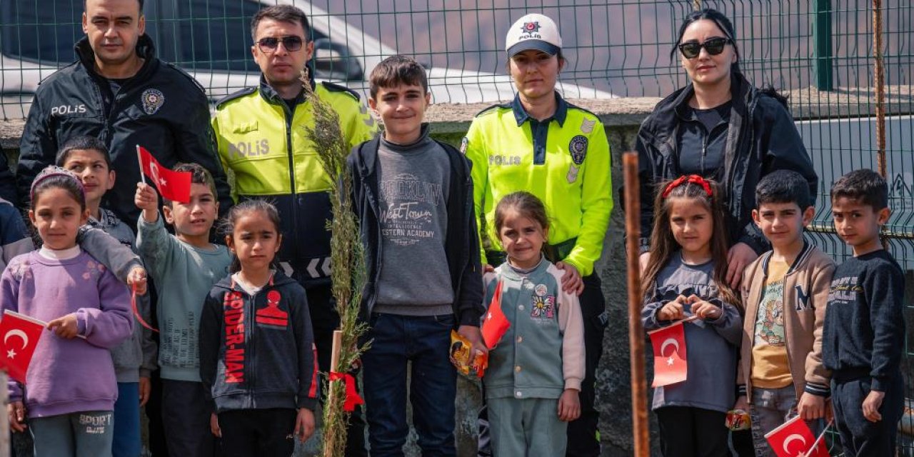 Şırnak'ta Polis ve öğrenciler Kato Dağı eteklerine fidan dikti