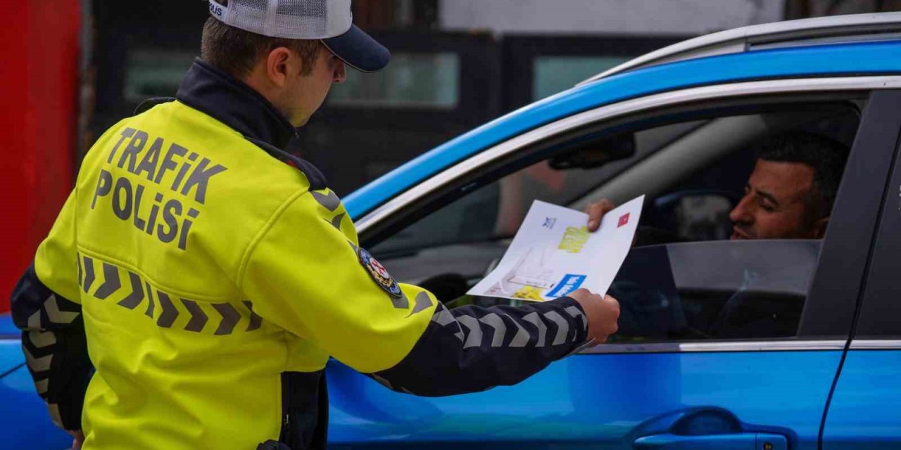 Trafik Polislerinden Hem Uygulama Hem Bayram Kutlaması