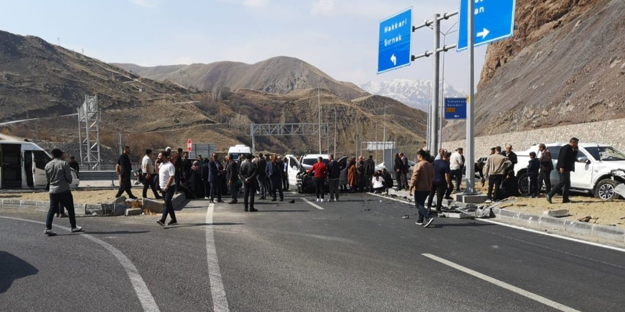 Yüksekova’da kamyonetler çarpıştı: 2'si ağır 8 yaralı