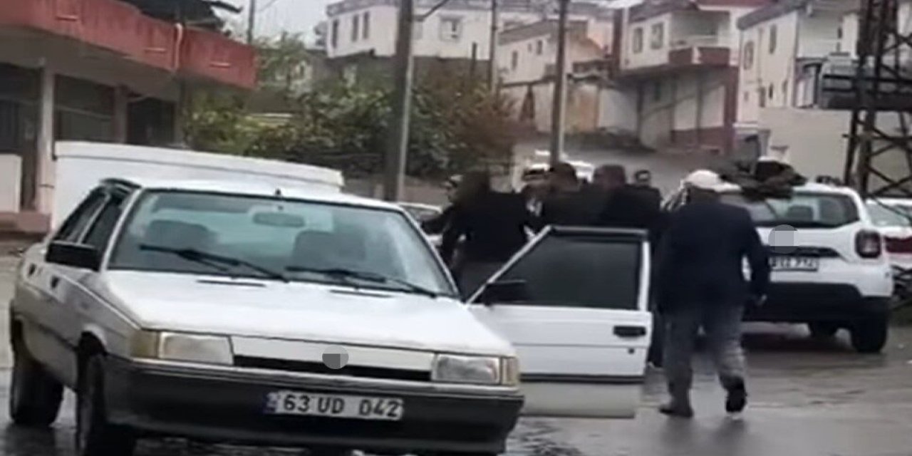 Kavgayı ayırmaya çalışan yaşlı adam kalp krizi geçirdi! O anlar kamerada