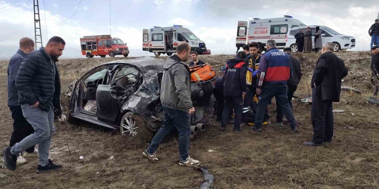 Yüksekova’da otomobil direğe çarptı: 17 yaşındaki çocuk öldü, 3 yaralı