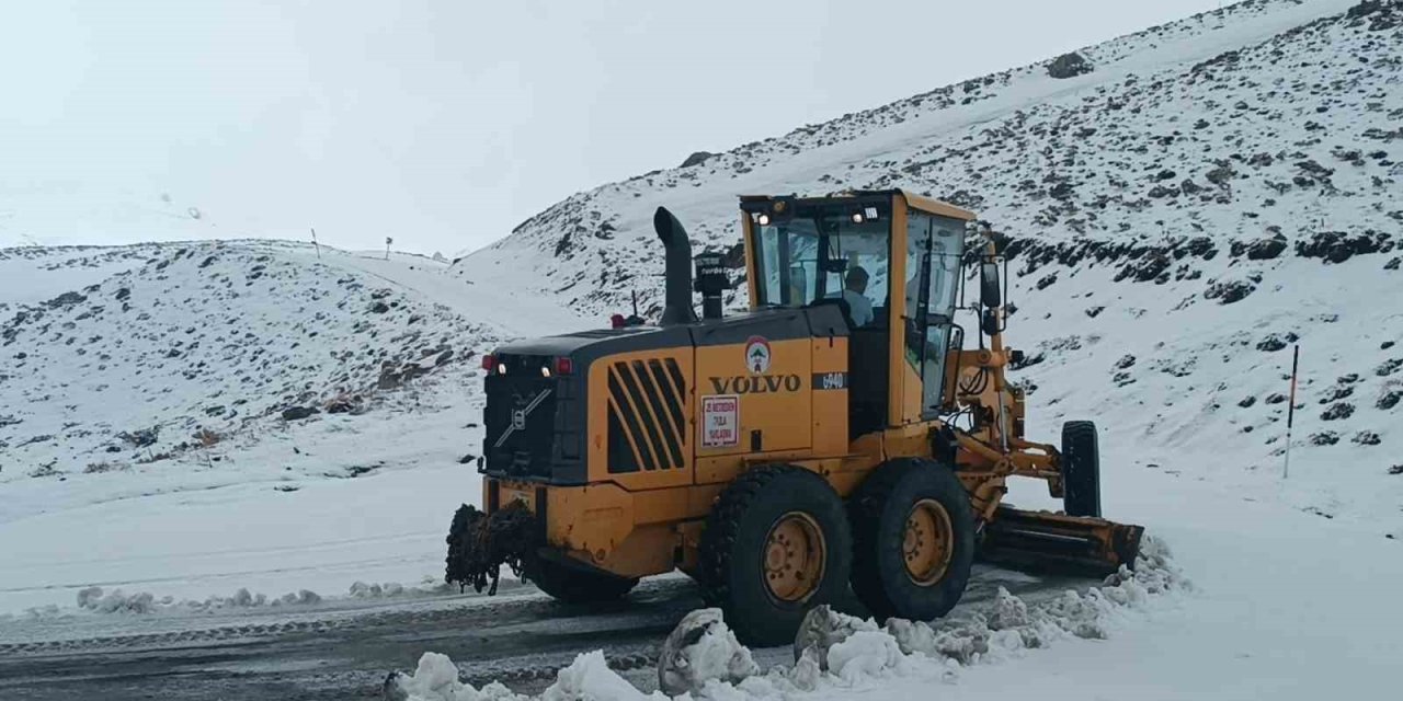 Hakkari’de mart ayında kar sürprizi! Köy yolları kapandı