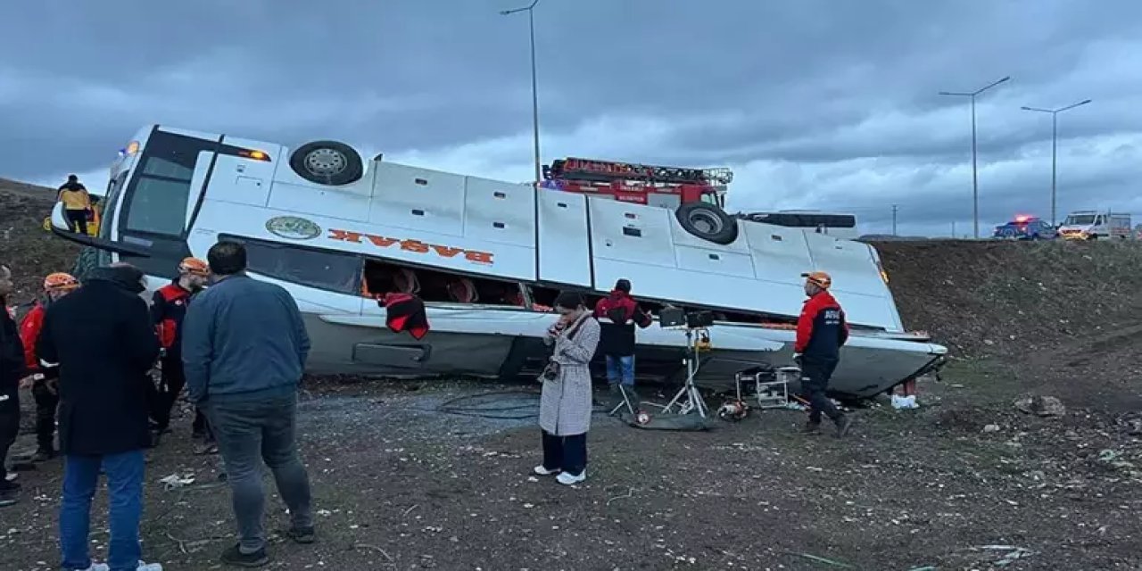 Otobüs Devrildi! 2 Ölü, 23 Yaralı