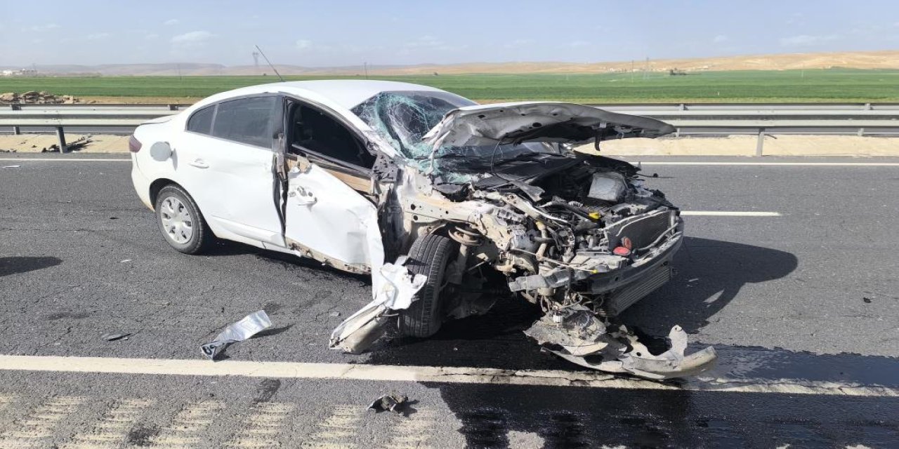 Mardin’de demir bariyerlere çarpan araçta sürücü yaralandı