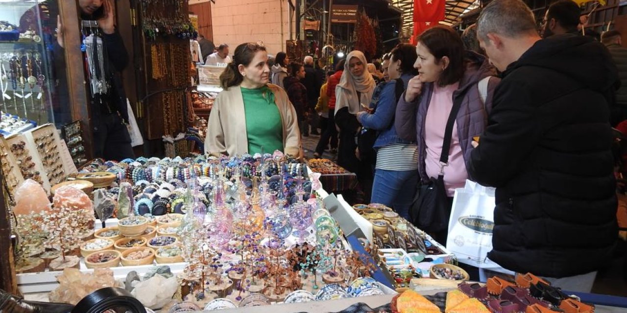 Turistlerin yoğunluğu esnafa çifte bayram yaşattı