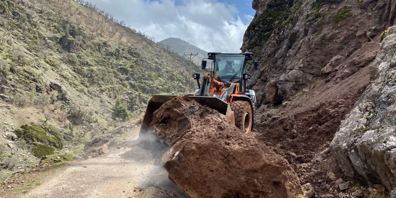 Yamaçtan kopan kaya parçaları ve heyelan köy yollarını ulaşıma kapattı