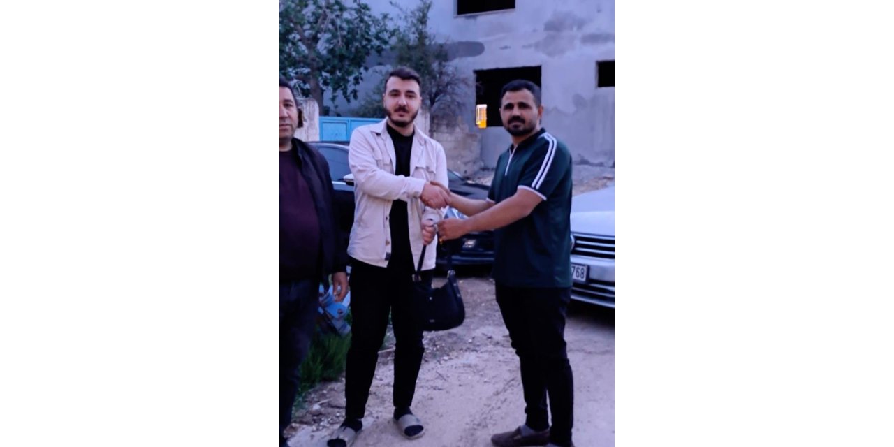 Bulduğu altın ve para dolu çantayı sahibine teslim etti