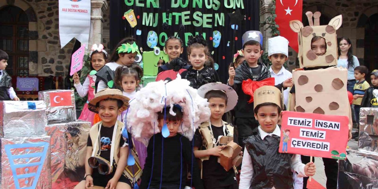 Şırnak'ta Çocuklar Atık Malzemelerden Defile Düzenlendi