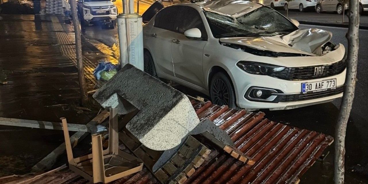 Hakkari'de şiddetli fırtına hayatı felç etti