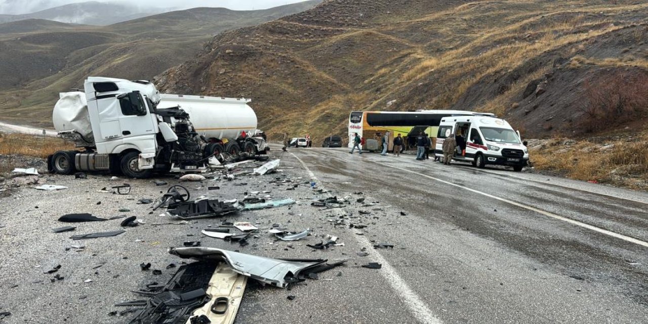 Yolcu Otobüsü ile Tanker Çarpıştı: 4 Ağır 8 Kişi Yaralandı!