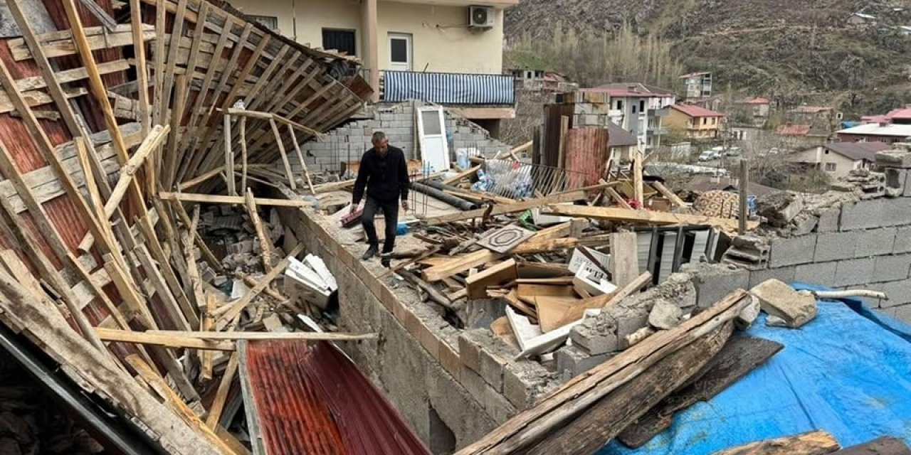Şırnak'ta Yapılan Uyarılar Etkisini Gösterdi: Fırtına, Ev ve Ağılın Çatısını Uçurdu