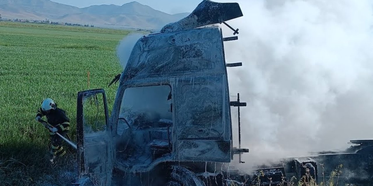 Kızıltepe'de seyir halindeki tır alev alev yandı